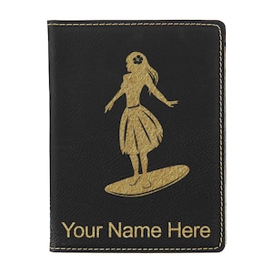 Portapasaporte LaserGram de piel sintética, diseño de chica surfista hawaiana, con grabado personalizado incluido