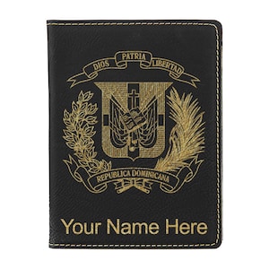 Portapasaporte LaserGram de piel sintética con el escudo de armas de la República Dominicana y grabado personalizado incluido.
