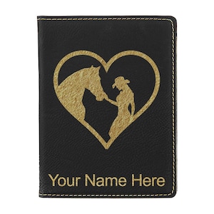Funda para pasaporte LaserGram de piel sintética con diseño de caballo y vaquera (corazón) y grabado personalizado incluido.