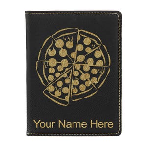 Portapasaporte LaserGram de piel sintética, diseño de pizza, con grabado personalizado incluido