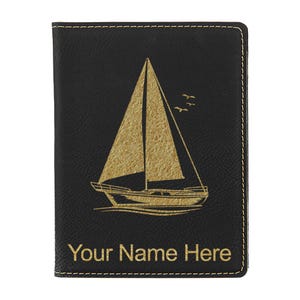 Portapasaporte LaserGram de piel sintética, diseño de velero, con grabado personalizado incluido