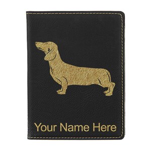 Funda para pasaporte LaserGram de piel sintética con diseño de perro salchicha y grabado personalizado incluido