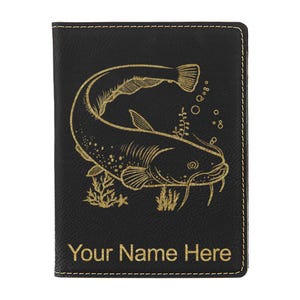 Portapasaporte LaserGram de piel sintética, diseño de pez gato, con grabado personalizado incluido