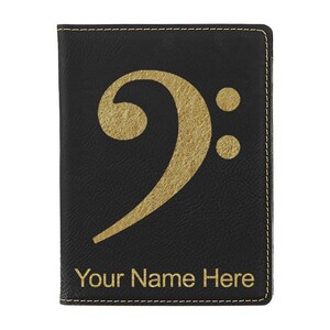 Funda para pasaporte LaserGram de piel sintética con clave de fa y grabado personalizado incluido