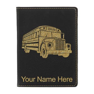 Portapasaporte LaserGram de piel sintética, diseño de autobús escolar, con grabado personalizado incluido
