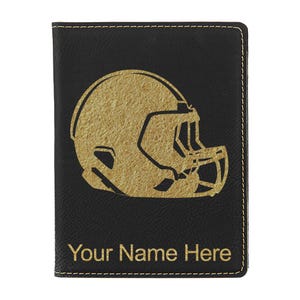 Portapasaporte LaserGram de piel sintética, con casco de fútbol americano y grabado personalizado incluido