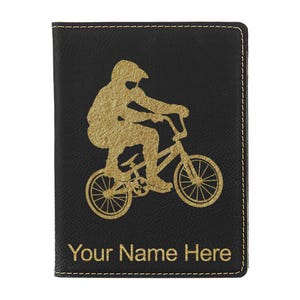 Portapasaporte LaserGram de piel sintética, ciclista de BMX, con grabado personalizado incluido