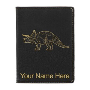 Funda para pasaporte LaserGram de piel sintética, diseño de dinosaurio Triceratops, con grabado personalizado incluido
