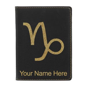 Portapasaporte LaserGram de piel sintética, signo del zodiaco Capricornio, con grabado personalizado incluido