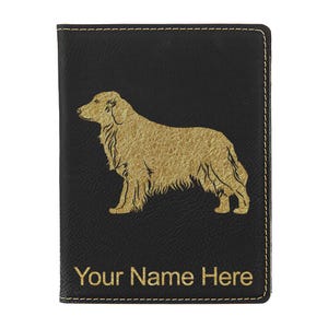 Portapasaporte LaserGram de piel sintética, diseño de golden retriever. Incluye grabado personalizado.