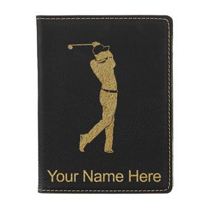 Portapasaporte LaserGram de piel sintética, golfista jugando al golf, grabado personalizado incluido