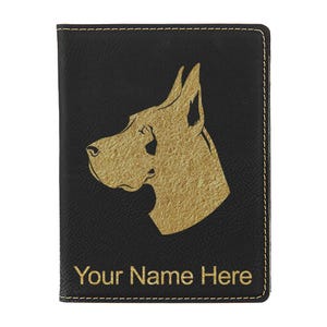 Portapasaporte LaserGram de piel sintética, diseño de perro gran danés, con grabado personalizado incluido