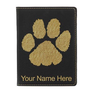 Portapasaporte LaserGram de piel sintética con estampado de huellas de patas y grabado personalizado incluido