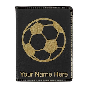 Portapasaporte LaserGram de piel sintética con diseño de balón de fútbol y grabado personalizado incluido