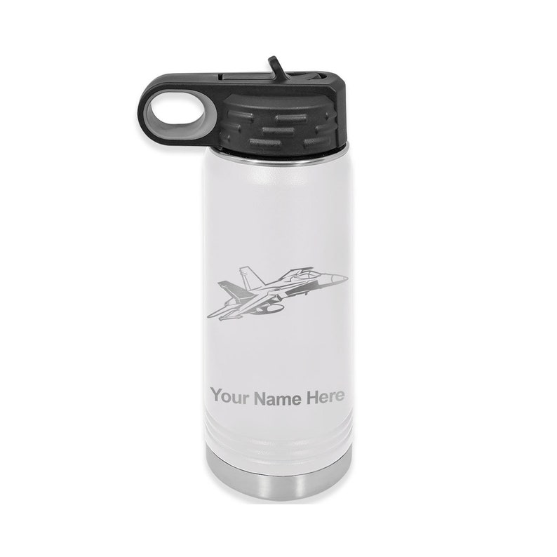 Puede incluir: Botella de agua de acero inoxidable blanca con tapa negra y asa de transporte. La botella tiene una silueta gris de un avi&oacute;n de combate y el texto "Your Name Here" impreso en ella.