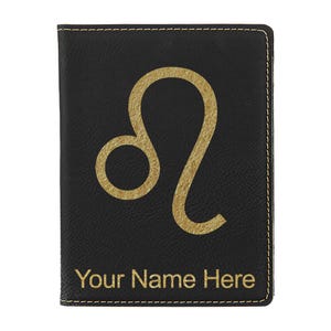 Portapasaporte LaserGram de piel sintética, signo del zodiaco Leo, con grabado personalizado incluido