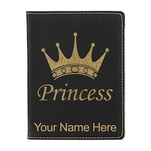 Portapasaporte LaserGram de piel sintética con corona de princesa y grabado personalizado incluido