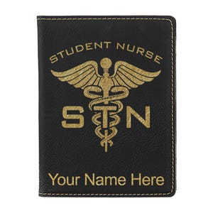 Portapasaporte LaserGram de piel sintética para estudiantes de enfermería de la STN. Incluye grabado personalizado.