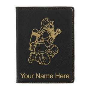 Portapasaporte LaserGram de piel sintética, diseño de bombero con manguera (incluye grabado personalizado)