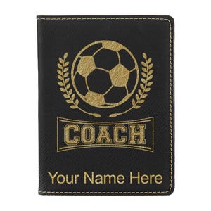 Portapasaporte LaserGram de piel sintética para entrenador de fútbol (incluye grabado personalizado)