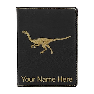 Portapasaporte LaserGram de piel sintética, diseño de dinosaurio Gallimimus, con grabado personalizado incluido