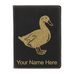 Portapasaporte LaserGram de piel sintética, diseño de pato, con grabado personalizado incluido