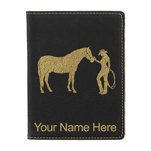 Portapasaporte LaserGram de piel sintética con diseño de caballo y vaquera (incluye grabado personalizado)