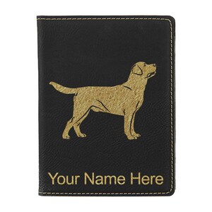 Funda para pasaporte LaserGram de piel sintética, diseño de labrador retriever. Incluye grabado personalizado.