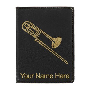 Portapasaporte LaserGram de piel sintética, diseño de trombón, con grabado personalizado incluido