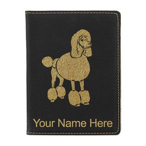 Portapasaporte LaserGram de piel sintética, diseño de caniche francés. Incluye grabado personalizado.