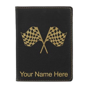 Portapasaporte LaserGram de piel sintética con banderas de carreras y grabado personalizado incluido