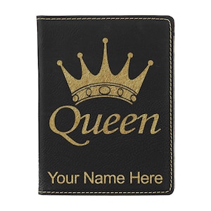 Portapasaporte LaserGram de piel sintética con diseño de corona de reina y grabado personalizado incluido