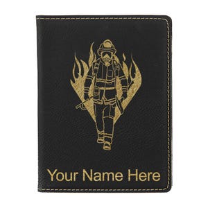 Portapasaporte LaserGram de piel sintética, diseño de bombero, con grabado personalizado incluido