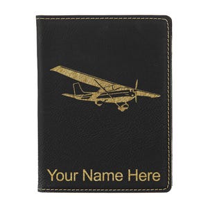 Portapasaporte LaserGram de piel sintética, diseño de avión de ala alta, con grabado personalizado incluido