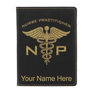 Portapasaporte LaserGram de piel sintética para enfermero practicante (NP), con grabado personalizado incluido