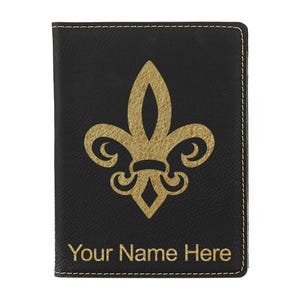 Portapasaporte LaserGram de piel sintética con diseño de flor de lis y grabado personalizado incluido