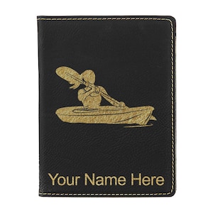 Portapasaporte LaserGram de piel sintética, diseño de mujer kayak, con grabado personalizado incluido