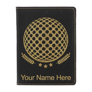 Portapasaporte LaserGram de piel sintética con diseño de pelota de golf y grabado personalizado incluido