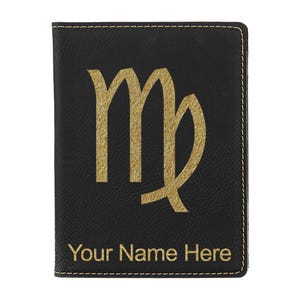 Portapasaporte LaserGram de piel sintética, signo del zodiaco Virgo, con grabado personalizado incluido