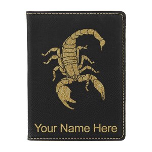 Portapasaporte de piel sintética LaserGram, diseño de escorpión (incluye grabado personalizado)