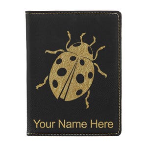 Portapasaporte LaserGram de piel sintética, diseño de mariquita, con grabado personalizado incluido