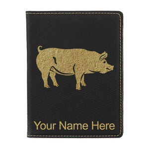 Portapasaporte LaserGram de piel sintética con diseño de cerdo y grabado personalizado incluido