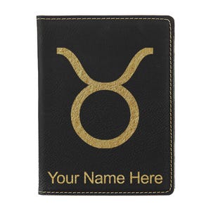 Portapasaporte LaserGram de piel sintética, signo del zodiaco Tauro, con grabado personalizado incluido