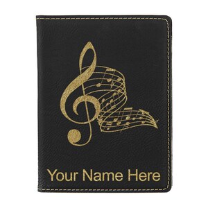 Portapasaporte LaserGram de piel sintética con notas musicales y grabado personalizado incluido