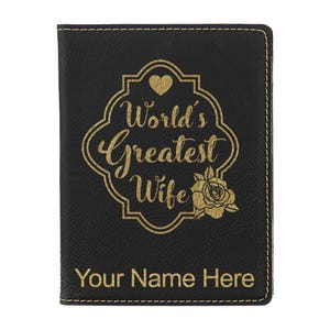 Portapasaporte LaserGram de piel sintética, "La mejor esposa del mundo", con grabado personalizado incluido