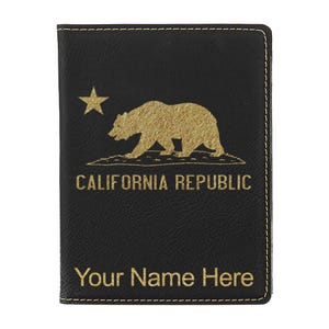 Portapasaporte LaserGram de piel sintética con la bandera de la República de California y grabado personalizado incluido.