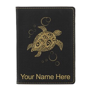 Portapasaporte LaserGram de piel sintética, diseño de tortuga hawaiana, con grabado personalizado incluido