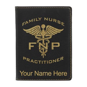 Portapasaporte LaserGram de piel sintética, para enfermero/a de familia (FNP), con grabado personalizado incluido
