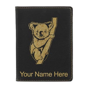 Portapasaporte LaserGram de piel sintética con diseño de koala (incluye grabado personalizado)