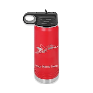 Puede incluir: Botella de agua de acero inoxidable roja con tapa negra y asa de transporte. La botella tiene una imagen grabada en plata de un avi&oacute;n de combate y el texto "Your Name Here".